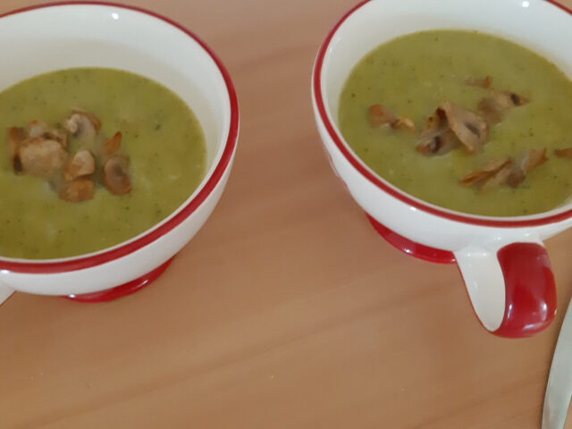 Romige broccoli-groentesoep met gebakken champignons