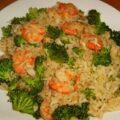 Oosterse rijst met broccoli en garnalen