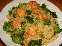 Oosterse rijst met broccoli en garnalen