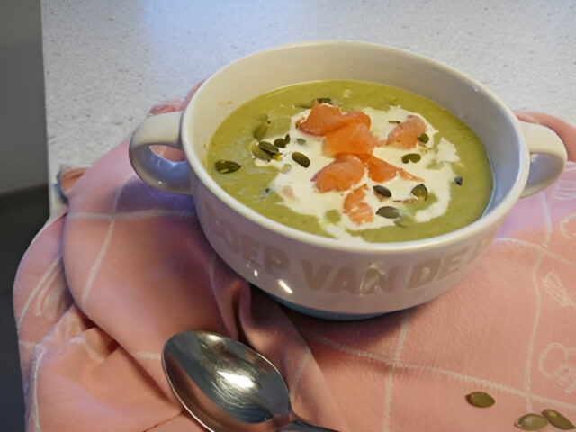 Broccolisoep met room, gerookte zalm en bieslook…..