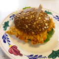 Broodje krokante kipburger met frisse hamburgersaus