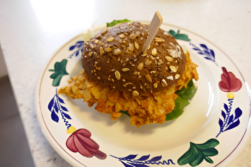 Broodje krokante kipburger met frisse hamburgersaus