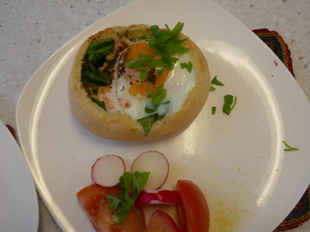 Broodje met spinazie, zalm en een eitje uit de oven.