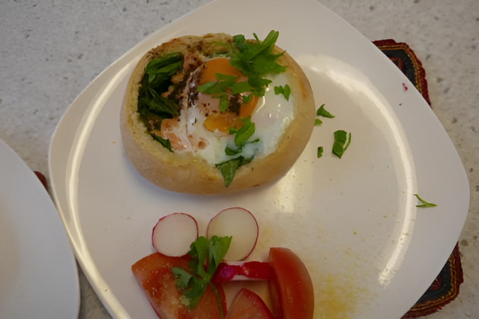 Broodje met spinazie, zalm en een eitje uit de oven.
