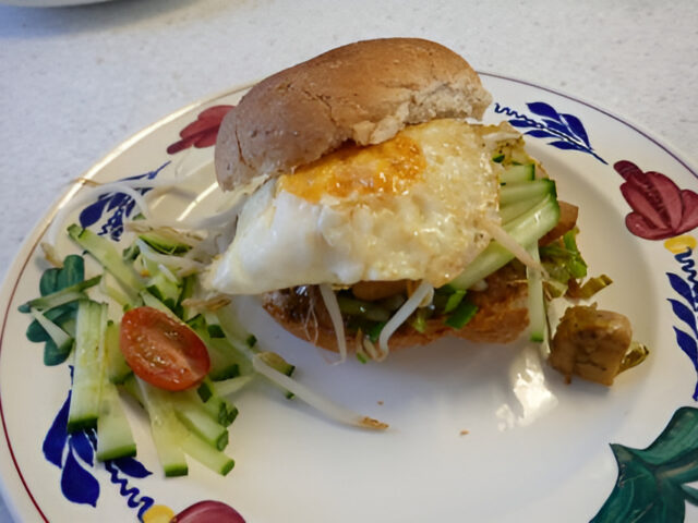 Broodje warme fricandeau met satésaus, champignons en een preitje.
