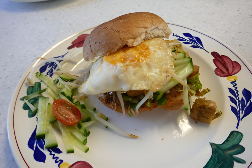 Broodje warme fricandeau met satésaus, champignons en een preitje.