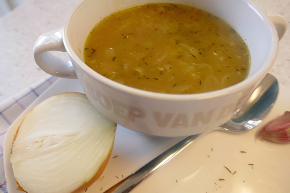 Caloriearme verrukkelijke Franse uiensoep