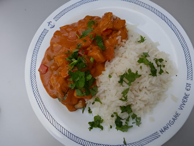 Camping Gemak 1 Romige kipstoof met paprika en courgette….