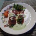 Carpacciorolletjes met rucola halfgedroogde tomaatjes en basilicummayonaise