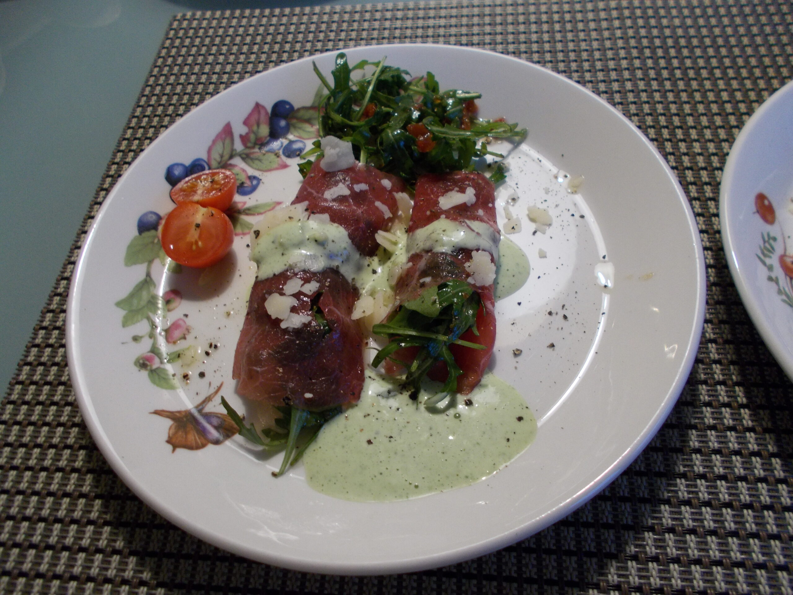 Carpacciorolletjes met rucola halfgedroogde tomaatjes en basilicummayonaise