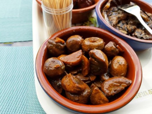 Gemarineerde champignons in knoflook, honing en balsamicoazijn. Lekkere Tapas.