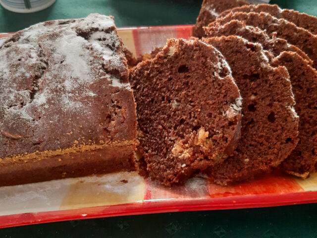 Chocoladecake met witte chocoladestukjes