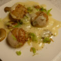 Coquilles in Champagneroomsaus met gefrituurde prei