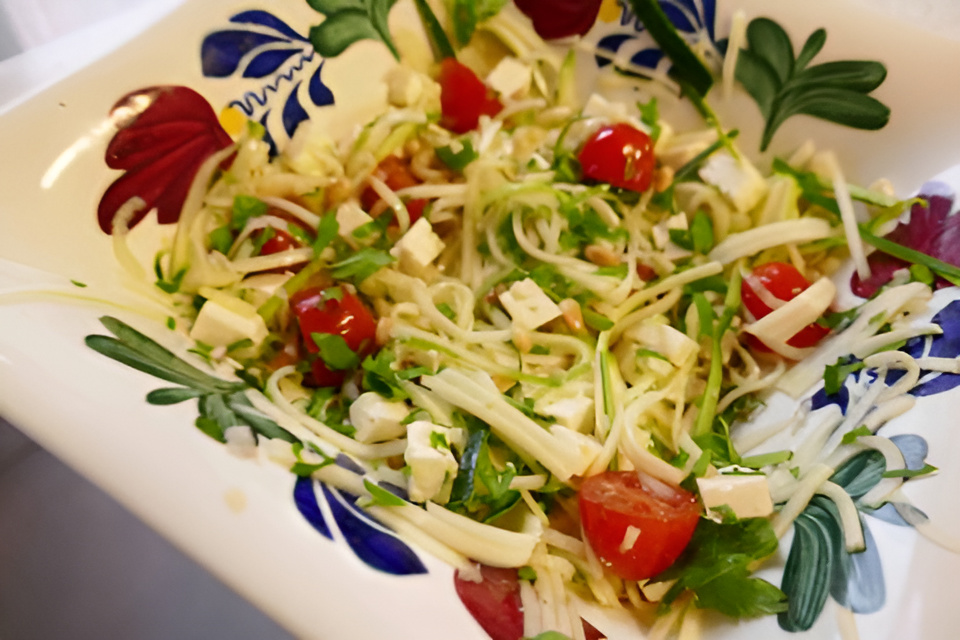 Courgetti salade met saladekaas en pijnboompitjes...
