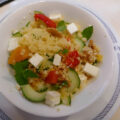 Couscoussalade met feta, walnoten, geroosterde paprika en wat munt.