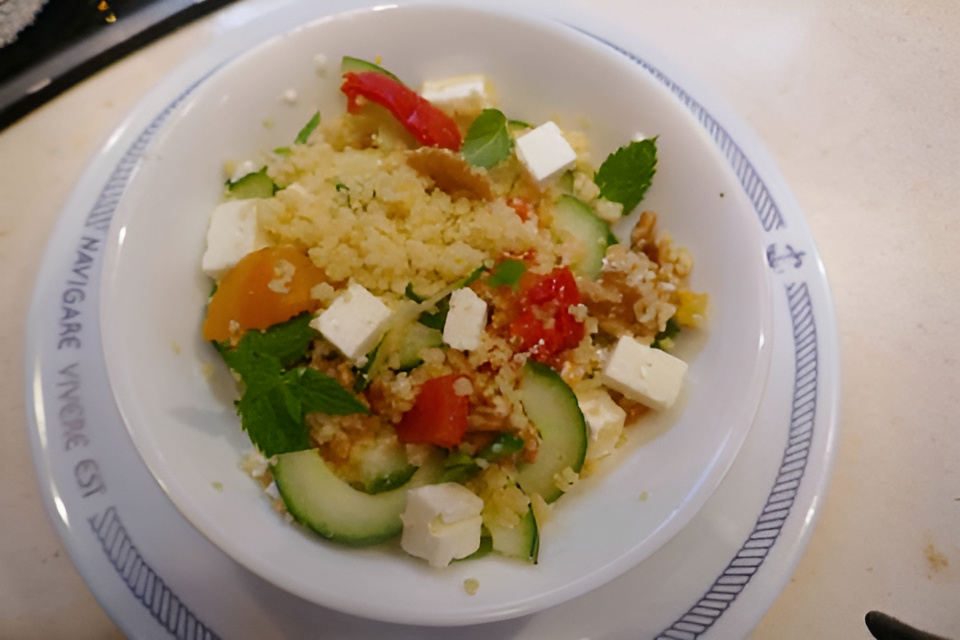 Couscoussalade met feta, walnoten, geroosterde paprika en wat munt.