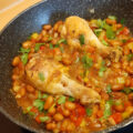 Drumsticks met pittige bruine bonen, prei en paprika