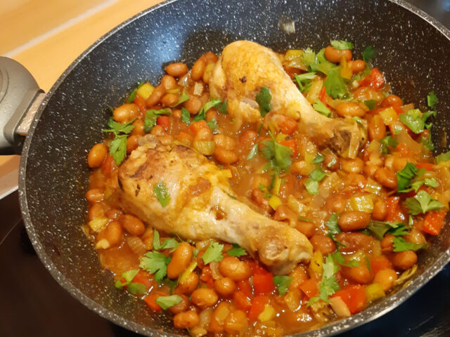 Drumsticks met pittige bruine bonen, prei en paprika