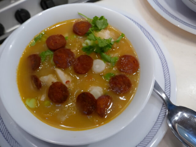 Duitse spitskoolsoep met kabeljauw en chorizo