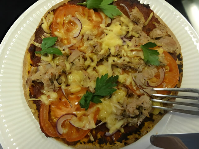 Een snelle pizza van een wrap met 2 vegetarische variaties
