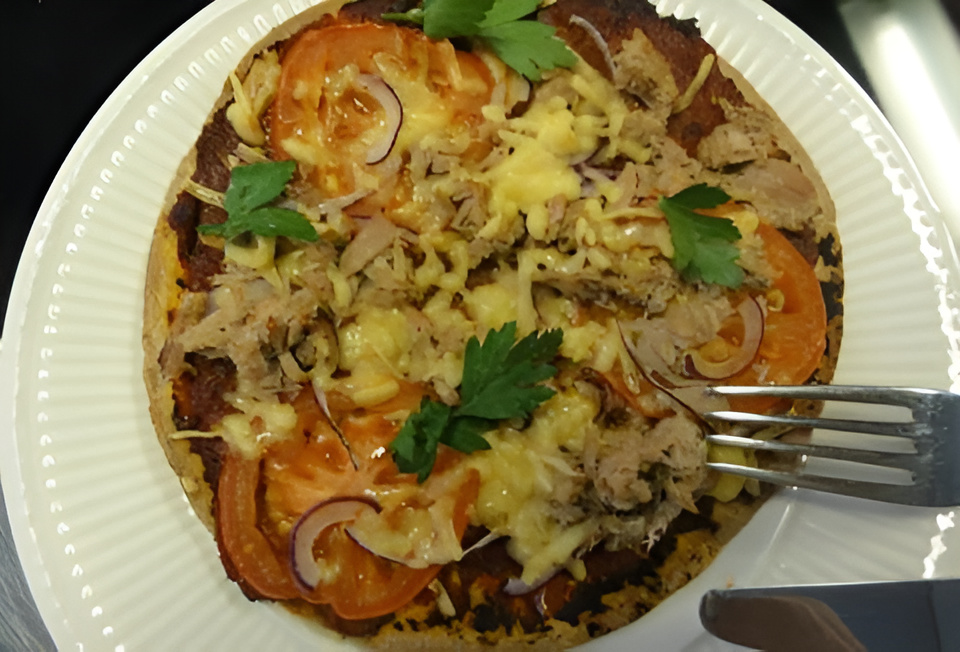 Een snelle pizza van een wrap met 2 vegetarische variaties