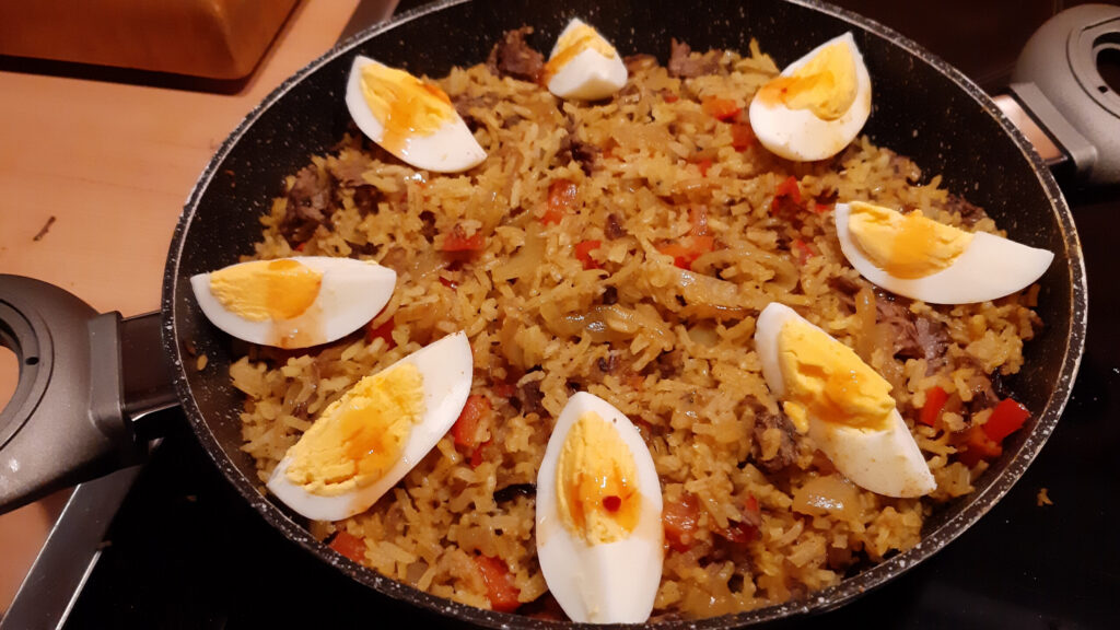 Eenpansrijstschoteltje met rundvlees, paprika, eieren en kerrie