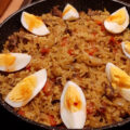 Eenpansrijstschoteltje met rundvlees, paprika, eieren en kerrie