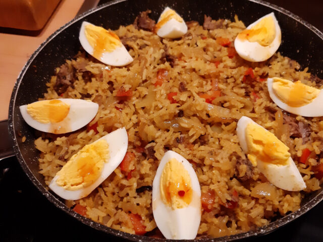 Eenpansrijstschoteltje met rundvlees, paprika, eieren en kerrie