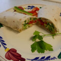 Eenvoudige Lunchwrap met ei , gekookte ham en groente.