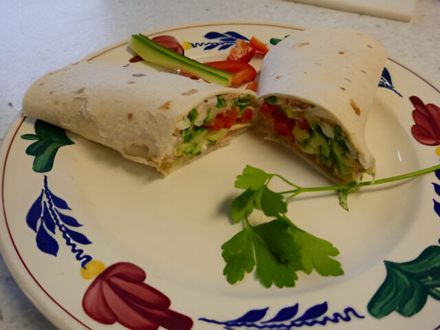 Eenvoudige Lunchwrap met ei , gekookte ham en groente.