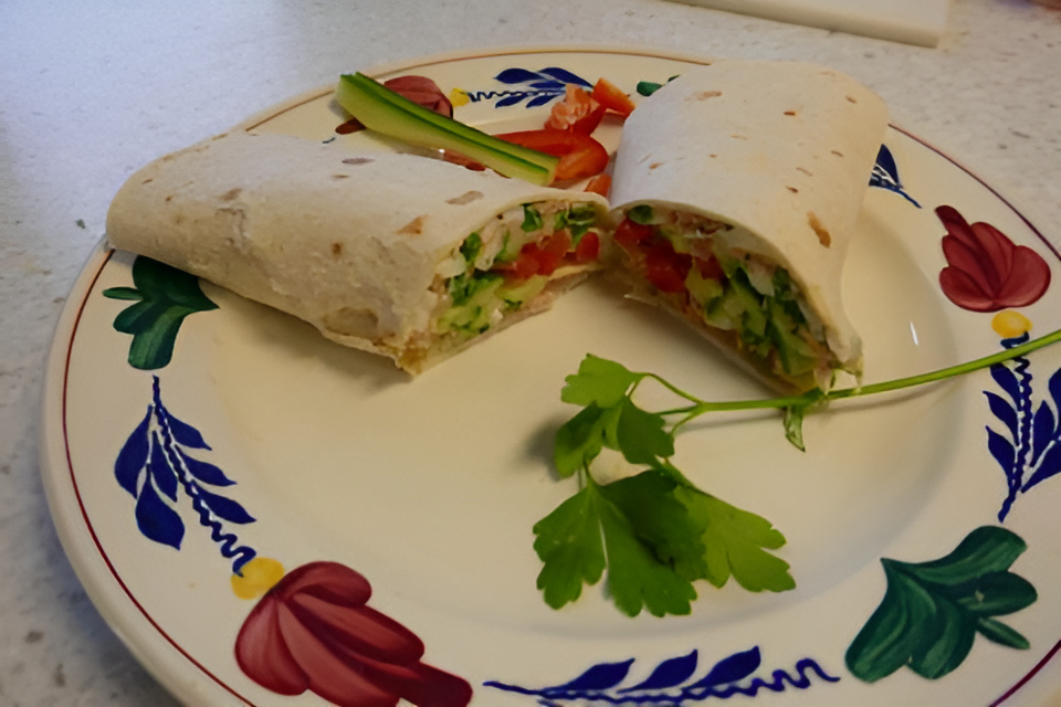 Eenvoudige Lunchwrap met ei , gekookte ham en groente.