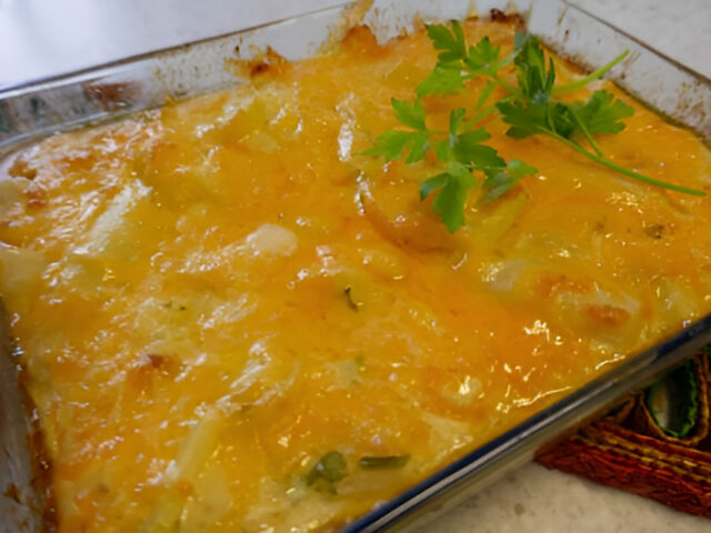 Eenvoudige ovenschotel met witte asperges en cheddar