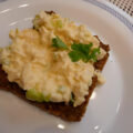 Eiersalade maar dan met gerookte eieren…..