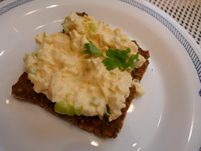 Eiersalade maar dan met gerookte eieren…..