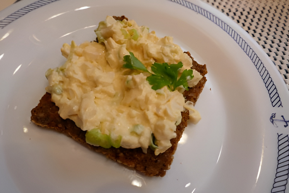 Eiersalade maar dan met gerookte eieren.....