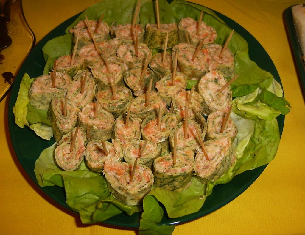 Eirolletjes met gerookte zalm en artisjokkenmousse