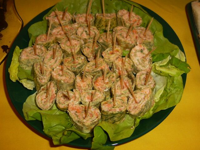 Eirolletjes met gerookte zalm en artisjokkenmousse