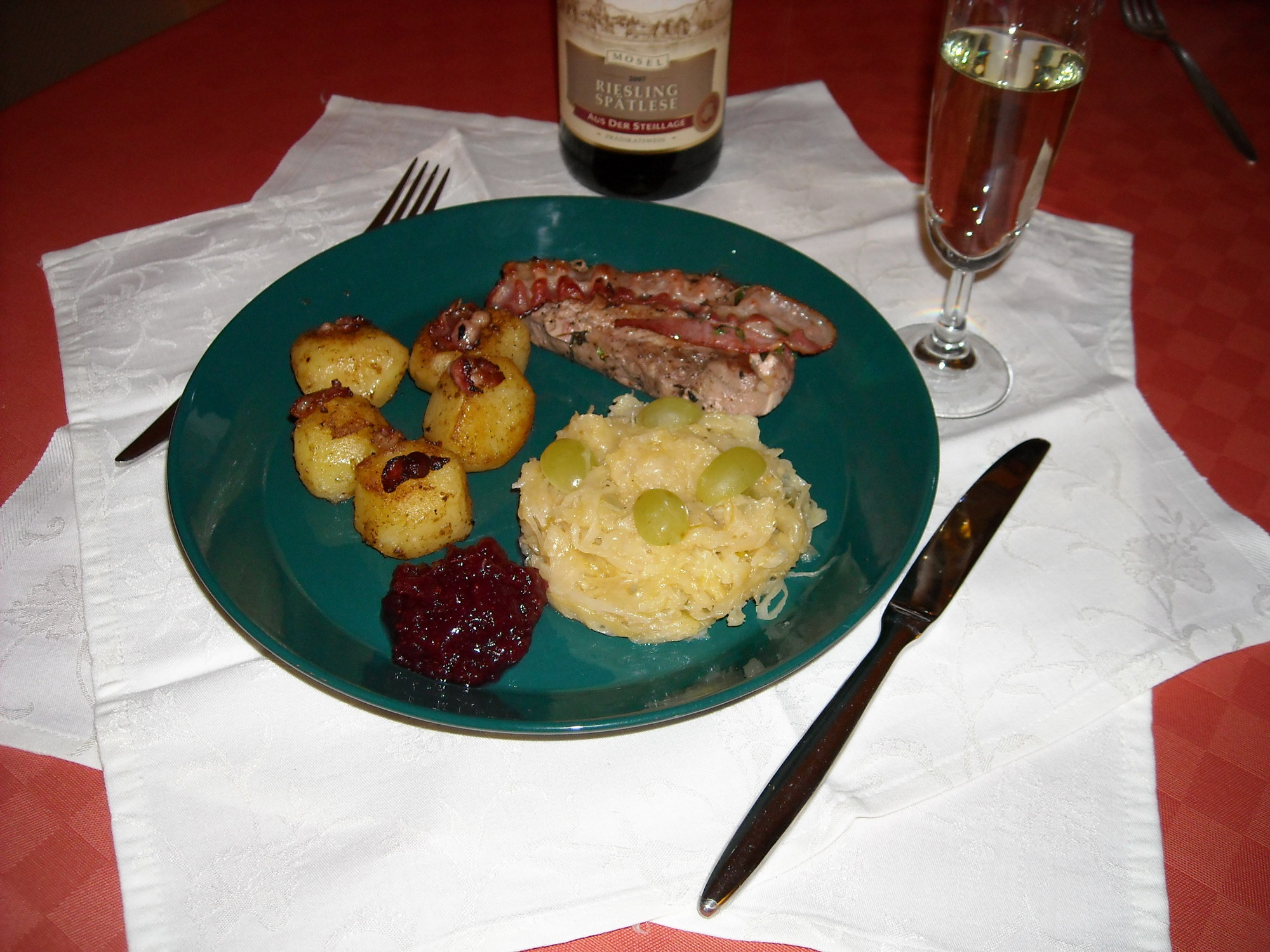Fazantfilet rmet Rieslingzuurkool, druiven en spekaardappelen