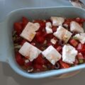 Warme feta met tomaat en olijven uit de oven, een lekker Grieks lunchhapje
