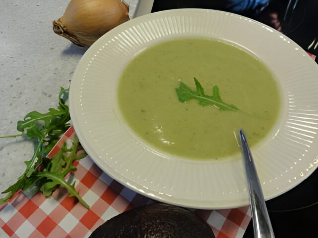 Fluweelzachte courgette- avocadosoep