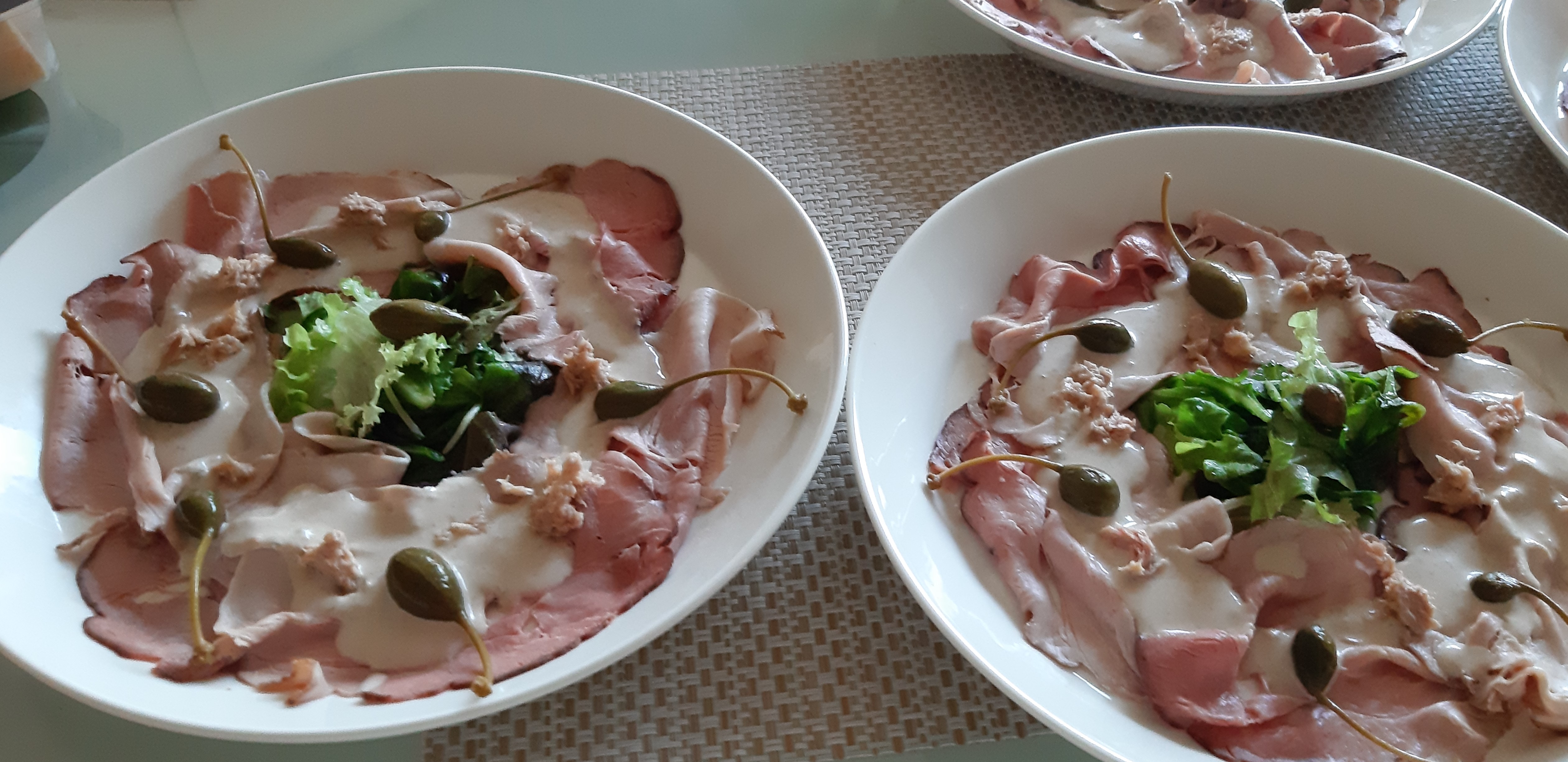 Carpaccio van fricandeau met tonijnsaus