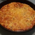 Frittata met spek, champignons, prei, knoflook en Parmezaanse kaas uit de oven