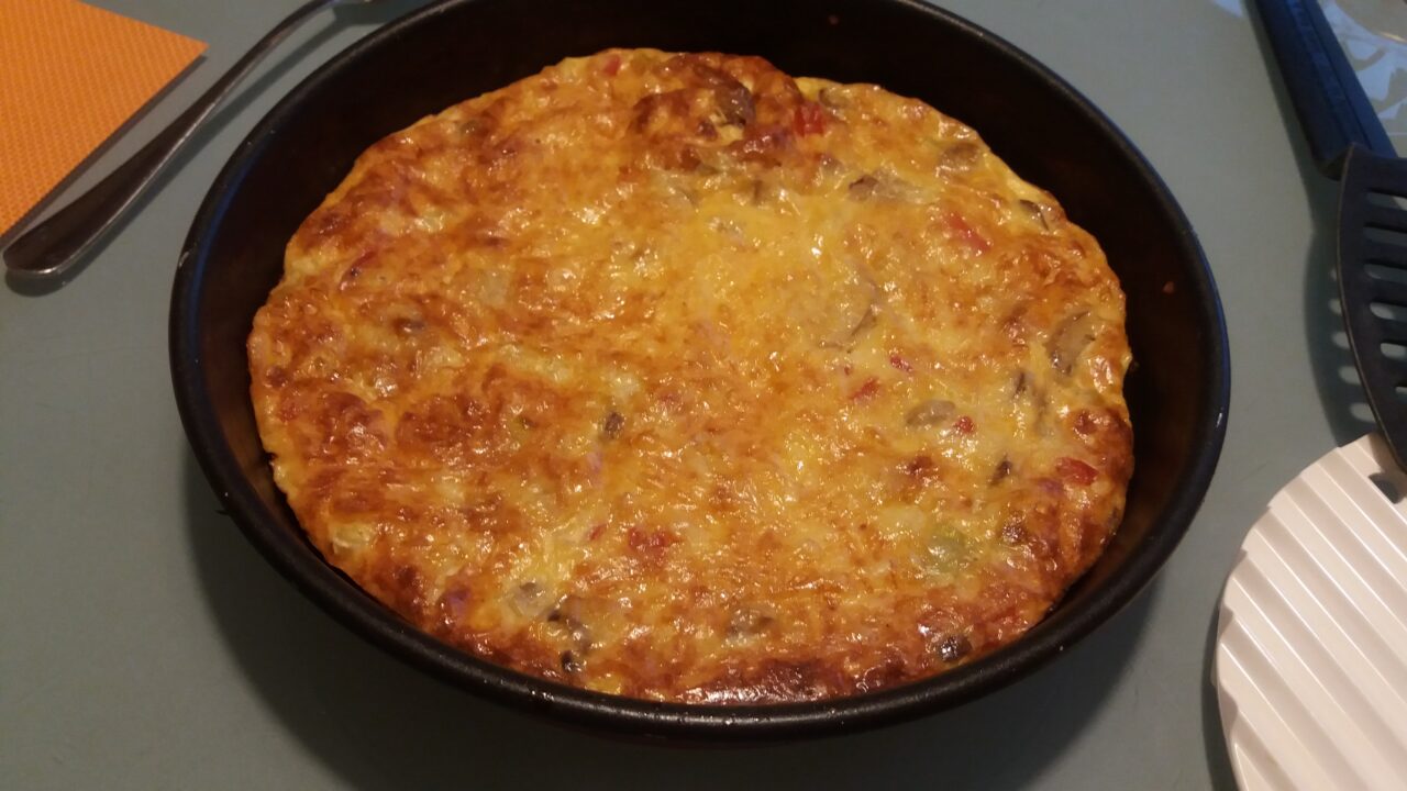 Frittata met spek, champignons, prei, knoflook en Parmezaanse kaas uit de oven, foto 1