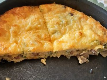 Frittata met spek, champignons, prei, knoflook en Parmezaanse kaas uit de oven, foto 2