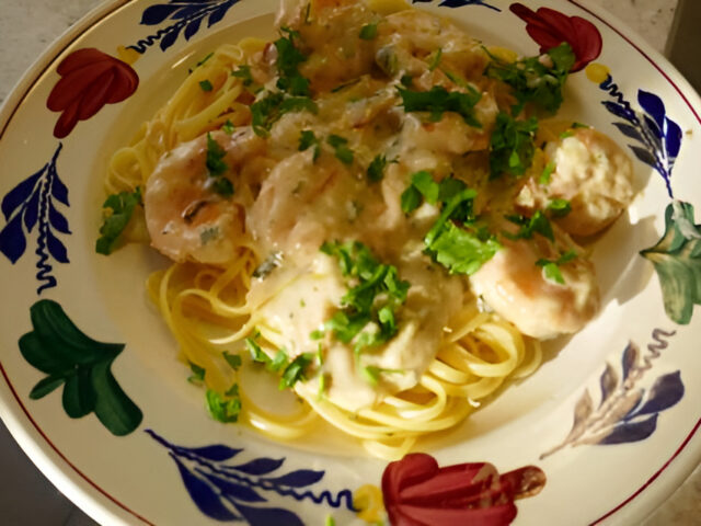 Gamba’s in citroenroomsaus op een bedje van linguine.
