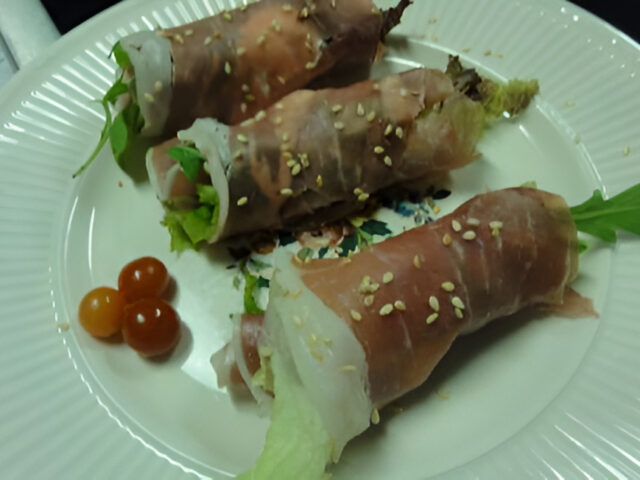 Ganda ham rolletjes met salade.