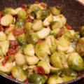 Gebakken spruitjes met chorizo en chilisaus