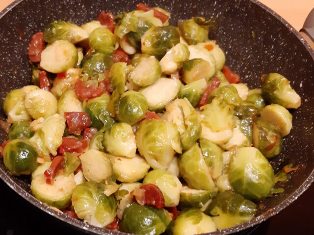 Gebakken spruitjes met chorizo en chilisaus