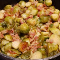 Gebakken spruitjes met ui, bacon, mosterd en honing