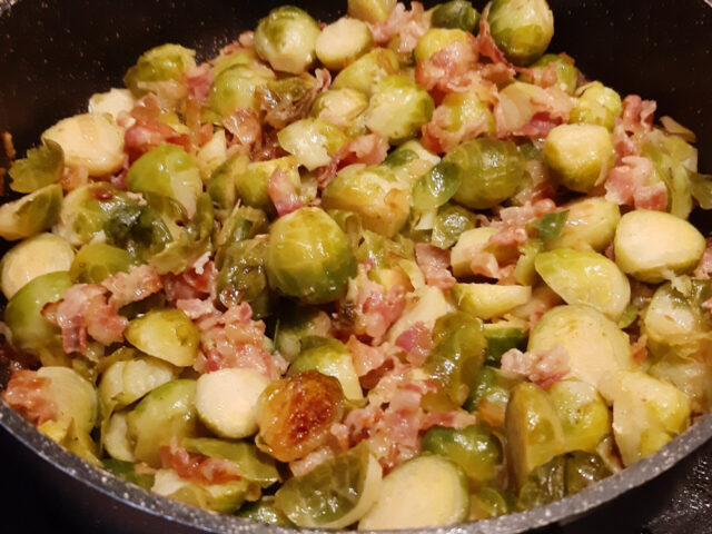 Gebakken spruitjes met ui, bacon, mosterd en honing